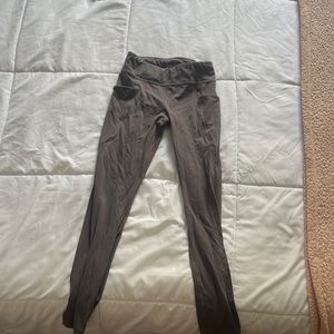 Athleta girl Lululemon gray leggings with pockets in young girl size 14
